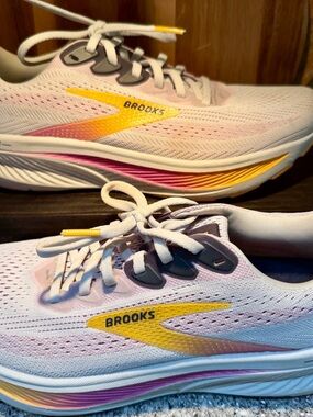 Brooks Women Ghost 17 - Size 9 Like New !!